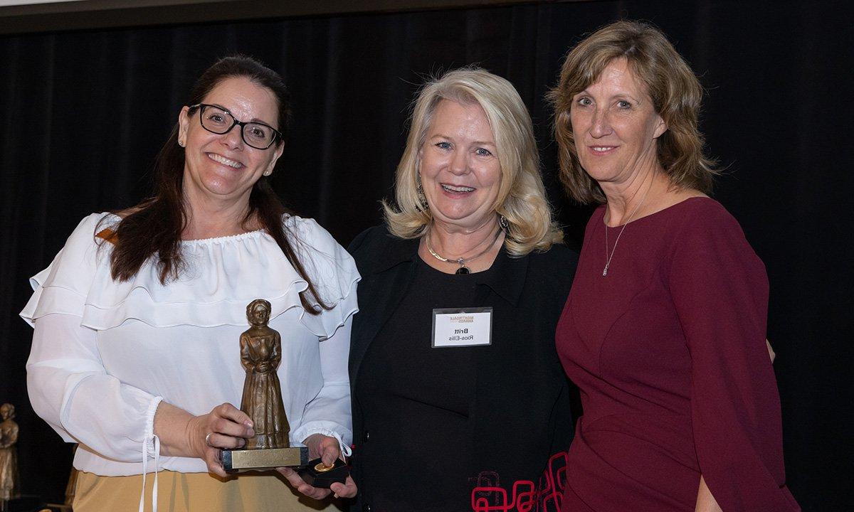 three women one with nightingale award statue